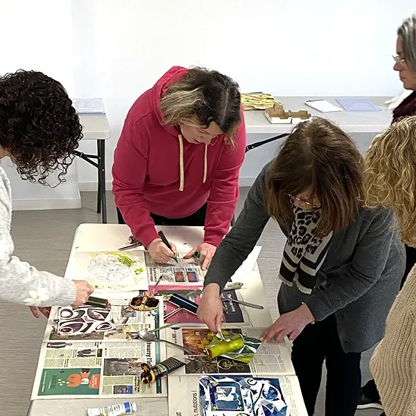 Professionnelles participants à un atelier de création artistique